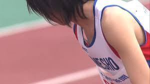女子陸上競技でブラ紐が浮いて胸チラするエロショットwww : エロキャプちゃんねる