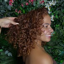 ✂️Ela já tinha passado pela transição capilar sozinha, cortando o cabelo em  casa… mas agora, pela primeira vez, viveu essa experiência no salão, e com  um significado muito especial. 💫 Antes de