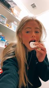 Elisha Williamson's Instagram, Twitter & Facebook