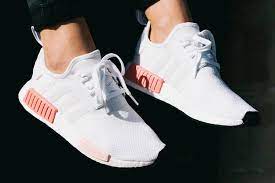 Seit seiner einführung hat der nmd runner nur wenige verschiedene wiederholungen. Adidas Nmd R1 Weiss Rosa Defshop Magazin