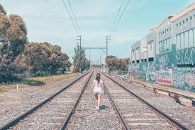 Na Linha Do Trem Melbourne Australia Profundonomundo Com Instagram Profundonomundo Travel Traveltips Australia Me Melbourne Instagram Australia