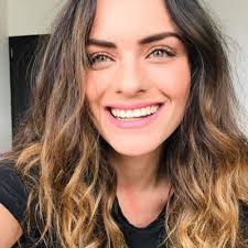 Qué cool Siena Miller en Schiaparelli SS24.