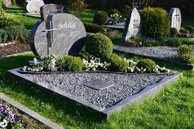 Die grabbepflanzung hat hierzulande eine lange tradition und kann dafür sorgen, dass einzelne grabstätten auf einem friedhof sich deutlich abheben. Bildergalerie Bachmann Grabmale Steinmetz Grabschmuck Schriftfarbe