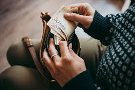 Non esistono vere e proprie soglie giornaliere stabilite dalla legge, anche se la banca può ritenere sospetti (e quindi chiederne ragione) prelievi giornalieri di 5.000 euro oppure operazioni frequenti da 1.000 euro. Limite Prelievo Contanti 2020 La Guida Wise In Precedenza Transferwise