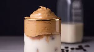 Lalu es batu dan susu uht dimasukkan ke dalam gelas saji sebagai base dalgona coffee. Mencoba Membuat Dalgona Coffee Dengan Blender Ini Tipsnya Lifestyle Fimela Com