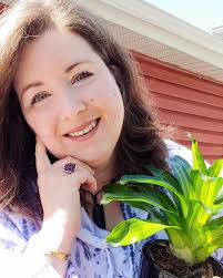 Hello hello plant friends!!!!🩷 How are you this evening?🌿 I had to create  one more post for this Kalanchoe🥳 I mean look at those buds!!!!😍It's  going to be flower over board pretty