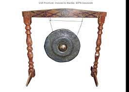 Tifa adalah alat musik yang berasal dari maluku, tifa mirip seperti gendang cara dimainkan adalah dengan dipukul. 24 Nnn Ideas Indian Musical Instruments Indian Instruments Hindustani Classical Music