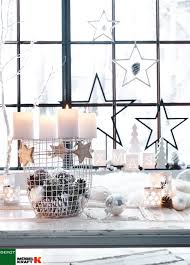 Festliches Winterfenster Ein Weisser Drahtkorb Gefullt Mit Weihnachtskugeln Und Tannenzapfen Mit Bildern Deko Weihnachten Weiss Weihnachtsdeko Depot Depot Adventskranz