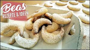 Schlagen sie jetzt das eiweiß steif, so steht es dann einfach im rezept! Uromas Vanillekipferl Rezept Geheimrezepte Backen Youtube