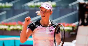 Suivez en live la rencontre de tennis opposant simona halep et johanna konta. Mertens Comes Back To Upset Halep In Madrid Third Round Highlights