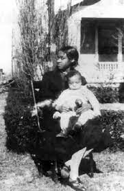 James earl jones nació en el año 1931 en arkabutla, mississippi, estados unidos. James Earl Jones As A Baby With His Mother Ruth Connolly Jones In 1932 Earl Jones Young Pictures