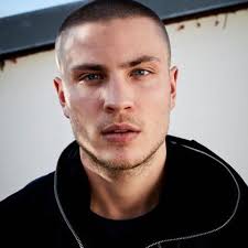 When he returns to school, he meets new boy nicholas (jannik schümann), who he immediately starts to fall for. Jannik Schumann Jungs Haare Ab Heisse Jungs