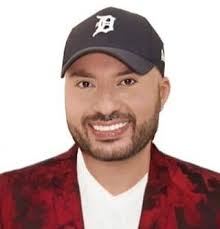 Which stylist excels at blonde roots near the Marina?