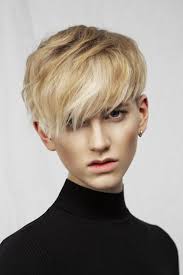 Ash blonde layered bob with black root pairing two vastly different colors with a cropped layered cut. Blonde Kurzhaarfrisuren