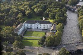 Alle gesetze in deutschland müssen vom bundespräsidenten unterzeichnet werden. Www Bundespraesident De Der Bundesprasident Schloss Bellevue