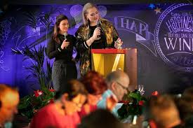 De documentairemaakster kreeg zo'n jaar geleden te horen dat ze borstkanker heeft.diverse chemo's en bestralingen later is ze er misschien nog niet vanaf, maar ze shinet wel alweer bij beau. Bingo Dinner In De Mortel Met Nikkie De Jager Voor Overleden Mikai De Peel Ed Nl