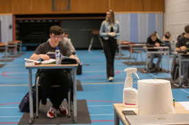 De buitenschoolse opvang gaat niet open. Witte Jas Moet Ouders En Leraren Overtuigen Dat Scholen Weer Open Kunnen Binnenland Bd Nl