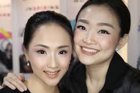 Tips Glassy Makeup dari Riva Tamara yang Bisa Kamu Coba di Rumah