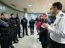 Homme orchestre, le commissaire de police doit assumer, selon son service de rattachement, les missions opérationnelles de police : Police Nationale 59 A Twitter Saintsylvestre Michel Lalande Prefet De Region Est Venu Saluer Les Policiers Du Commissariat De Lille Qui Assureront Votresecurite Pour Ce Nouvelan2020 Https T Co Cuqrwz886b