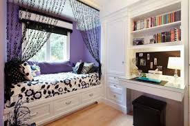 Jugendzimmer Madchen Klein Ideen Weiss Lila Schwarze Akzente Eingebaute Mobel Jugendzimmer Zimmer Wohnen