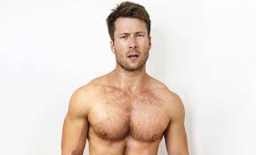Glen Powell gnocco in costume, le foto hot - BitchyX