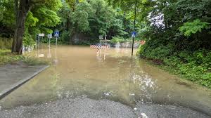 Das hochwasser der maas soll erst am dienstag wieder zurückgehen. O2hiilzymbaekm