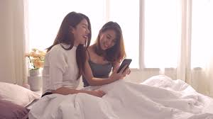 Nach der demo geht pinky zulu mit ihrer freundin zu einer imbissbude, sie bestellen burger und cola, reden miteinander, als wären sie nur kolleginnen. Lesben Gluckliches Paar Das Auf Bettumarmung Sitzt Und Telefon Zusammen Schlafzimmer Zu Hause Benutzt 1621684 Stock Video Bei Vecteezy