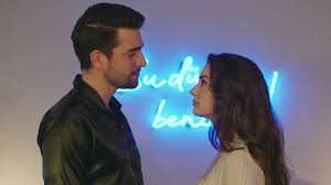 İşte afili aşk'ın ilk fragmanı… yaz aylarına damga vuracak afili aşkın başrollerini burcu özberk ve çağlar ertuğrul paylaşırken, yapımını arc film, yapımcılığını fatih enes ömeroğlu, yönetmenliğini ise serdar gözelekli üstleniyor. Afili Ask Dizisinin Konusu Ne Afili Ask Dizisinin Oyunculari Kimler Magazin Haberleri