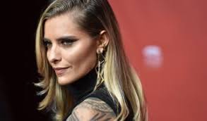 Beşikaşın eski kalecisi loris karius, önceki gün mykonosta gizemli bir kadınlar birlikte görüntülendi. Sophia Thomalla Und Loris Karius Dieses Sexy Urlaubsbild Sorgt Fur Fiese Kommentare News De