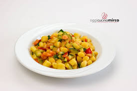 Il sugo di gamberi è ottimo per condire gli gnocchi, ma potrete usarlo per. Gnocchi Con Zucchine Gamberetti Pomodorini E Zenzero Ocm
