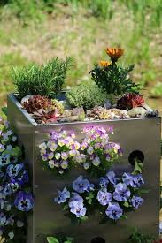 Schoner Komposter Mit Bepflanzung Stelle Deine Eigene Erde Her Und Baue Gemuse Krauter Und Blumen An Schneckensicheres Hochbeet Kompost Bepflanzung Hochbeet