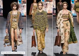 Tiga hari sebelumnya saya memang sudah membeli satu endek tenun yang berwarna biru, namun belum puas sebab saat itu tujuan ke pasar untuk. Kain Tenun Endek Bali Jalin Kontrak Dengan Christian Dior Perancis Kover Magazine