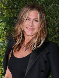 See more ideas about jennifer aniston hair friends, jennifer aniston hair, hair. Jennifer Aniston S Hairstylist 2 Product For Frizz Free Beachy Waves Allure