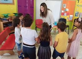 8η μόνη αληθινή σοφία είναι η γνώση ότι δε ξέρεις τίποτα. H Yfypoyrgos Paideias Sofia Zaxarakh Stoys Leipsoys