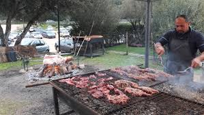 Accendere i carboni sul barbecue e quando la brace è bella ardente mettere la griglia capovolta per farla sterilizzare dalla parte dove si appoggerà la carne e poi girarla. Lu Mannali La Festa Del Maiale Sardo A Bortigiadas Un Sardo In Giro