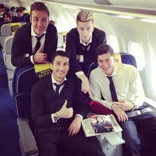 W oficjalnym głosowaniu fanów borussii dortmund przeprowadzonym przez portal ruhrnachrichten marco reus otrzymał aż 43,5 procent głosów. Marco Reus Mario Gotze Robert Lewandowski 3 Reus Lewandowski Robert Lewandowski