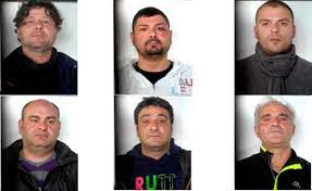 Coda e auto incendiate hanno ostacolato l'intervento della. Casoria Assalto Al Portavalori Ecco La Banda In Fondo Alla Notizia News