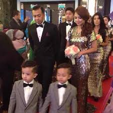 Isteri selebriti sukan tempatan aidil zafuan abdul razzak, iaitu zarema zainal semakin berseri sejak bertudung dan hamil. Galeri Foto Belakang Tabir Dan Wajah Terkenal Di Resepsi Aidil Zafuan Dan Zarema Zainal