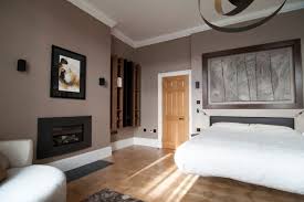 Taupe Wandfarbe Im Schlafzimmer Und Holz Akzente Wandfarbe Schlafzimmer Taupe Wohnzimmer Wohnung