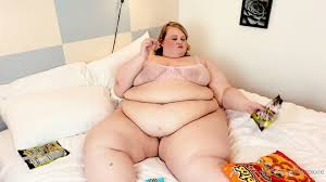 Foxy Roxxie- SSBBW enjoys favorite snacks in bed