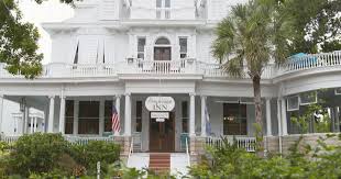 Offering an outdoor swimming pool and a golf course, kimpton winslow's bungalows key west is nestled not far from southernmost point. Recipe Aunt Sally S Original Key Lime Pie From The Curry Mansion Inn Cbs News