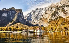 Die kamera zeigt den blick vom rathausgebäude zum hohen göll massiv mit kehlstein, göll und brett! Lake Konigssee A Natural Kingdom