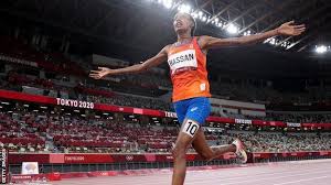 Sifan hassan of the netherlands tripped with one lap to go in a preliminary heat of the women's 1500m but got back up to continue the race. Tokyo Olympics Sifan Hassan Takes 5 000m Gold In First Leg Of Attempted Treble Fa Sports