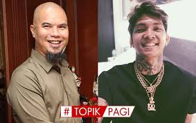 Dapur rumahnya berukuran cukup luas, dilengkapi dengan rak untuk menyimpan peralatan masak. Ahmad Dhani Ditegur Putra Jokowi Young Lex Bongkar Konten Pornografi Fans Kpop Topik Pagi