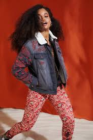 Nous avons renouvelé les modèles et innové avec des designs ultra tendance pour que tu puisses choisir le style qui te plait le plus. Veste En Jean Oversize Bi Matiere Desigual Veste En Jeans Femme Desigual Iziva Com