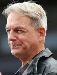 This actor is a millionaire. He rides the subway, eats with the homeless,  and gives away his money 🤍♾️