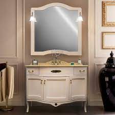 I mobili bagno classici sono il frutto di una combinazione perfetta fra l'utilizzo di materiali di eccellente qualità e linee attentamente studiate per ricreare l'atmosfera dei tempi andati. Arredo Bagno Classico London Bombato Avorio Decape Con Top In Marmo Le Chic Arredamenti