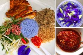 Warna biru nasi terhasil daripada kelopak bunga telang yang digunakan dalam masakan. Cara Masak Nasi Kerabu Golok Ayam Bakar Untuk Orang Diet