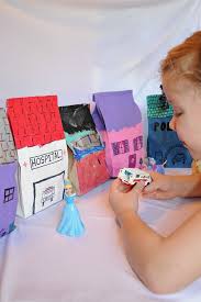 Dramatic Play Time Make A Pretend City With Paper Bags Faaliyetler Okul Oncesi Oyuncak