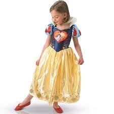 Une robe de princesse jaune et bleue à manches courtes en tissu satin, bustier avec motif imprimé et dessin de blanche neige, taille avec petit noeud satin rouge, jupe en tissu satin jaune. Deguisement Luxe Love Heart Blanche Neige 3 4 Ans Flashoppers Childrens Fancy Dress Disney Fancy Dress Fancy Dress Costumes
